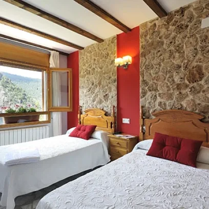 hostal habitacion dos camas miralmundo
